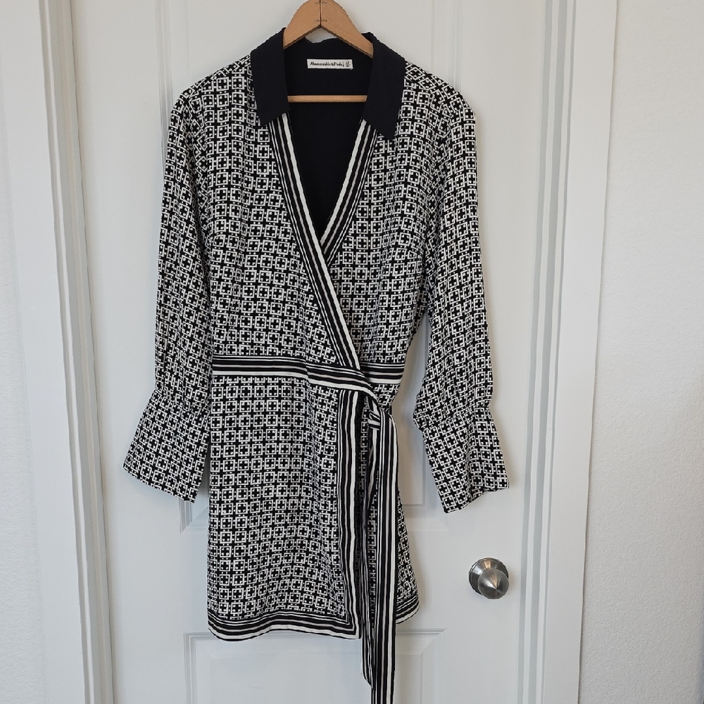 Abercrombie & Fitch Black and White Long Sleeve Dress